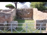 03038 ostia - castrum - decumanus maximus - caseggiato del portico delle mura del castrum (i,i,4) - dritter laden - bli ri westen - 09-2022.jpg